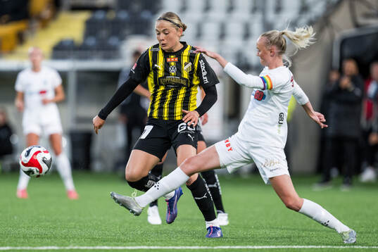 Häckens Paulina Nyström och Växjö DFFs Emma Pennsäter