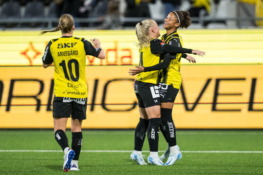 Häckens Matilda Nildén och Felicia Schröder jublar efter 4-0