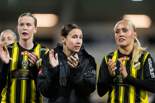 Häckens Emma Östlund, Tabby Tindell och Alva Selerud jublar