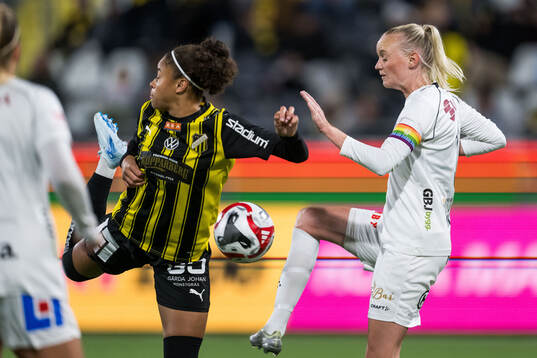 Häckens Felicia Schröder och Växjö DFFs Emma Pennsäter