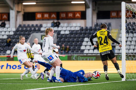 Växjö DFFs Tilde Johansson och målvakt Maja Bay