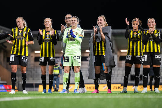 Häckens Elma Junttila Nelhage, Lisa Löwing, målvakt Jennifer Falk, Alice Bergström, Felicia Schröder och Hanna Wijk jublar