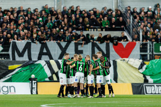 GAIS spelare samlas i en ring