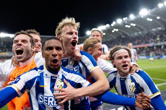 IFK Göteborgs Laurs Skjellerup jublar ihop med Emil