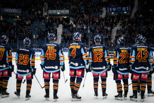 Djurgården spelare jublar framför sina supportrar