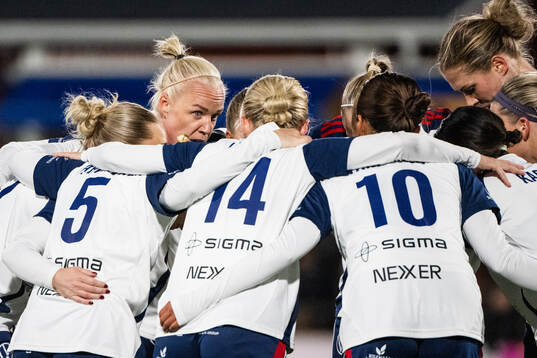 FC Rosengårds Caroline Seger och lagkamrater jublar efter 0-1 av Momoko Tanikawa