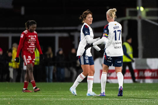 FC Rosengårds Momoko Tanikawa och Caroline Seger jublar