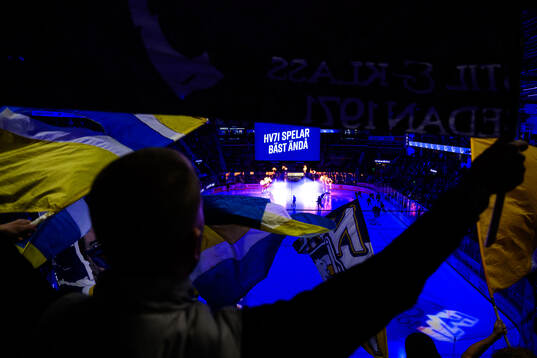 241001 HV71s spelare gör entré inför ishockeymatchen i SHL mellan HV71 och MoDo den 1 oktober 2024 i Jönköping. 