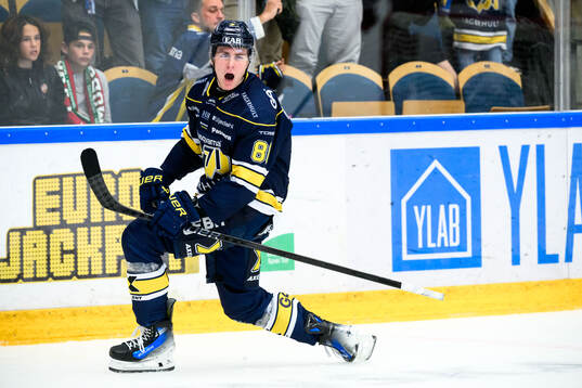 241001 HV71s Herman Träff jublar efter 2-0 under ishockeymatchen i SHL mellan HV71 och MoDo den 1 oktober 2024 i Jönköping. 