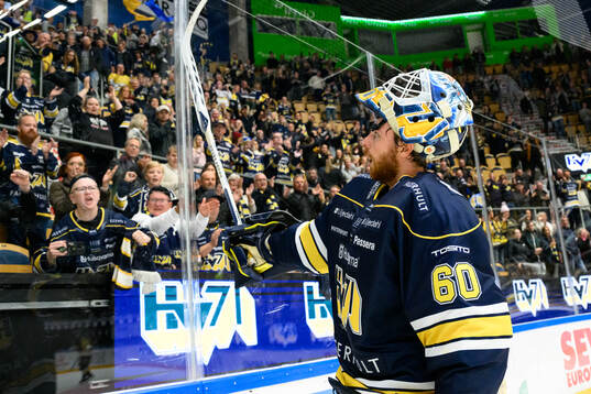 HV71s målvakt Hugo Alnefelt jublar med publiken