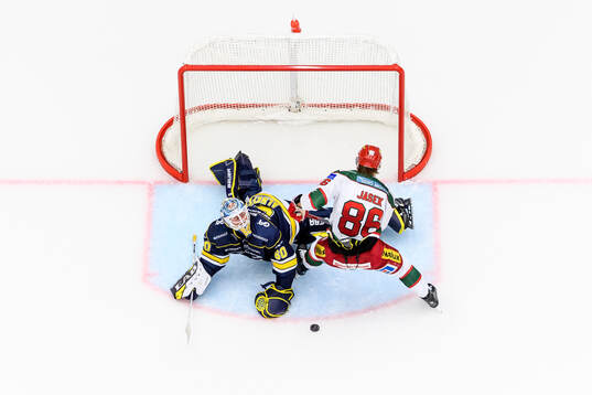 241001 HV71s målvakt Hugo Alnefelt räddar skott från MoDos Lukas Jasek under ishockeymatchen i SHL mellan HV71 och MoDo den 1 oktober 2024 i Jönköping. 