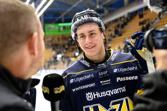 HV71s Herman Träff blir intervjuad