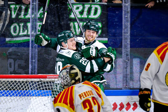 Färjestads Oskar Steen och Marcus Westfält jublar