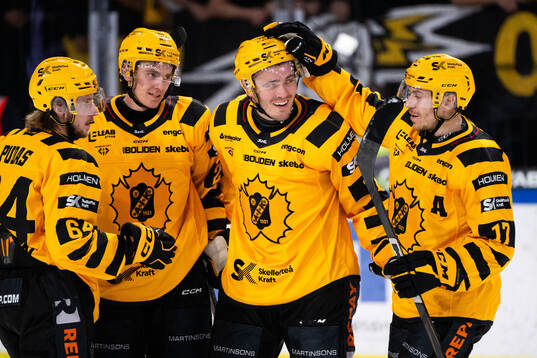 Skellefteås Max Lindholm jublar med lagkamrater
