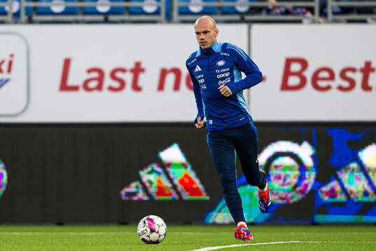 Petter Dahle Strand of Vålerenga warms up