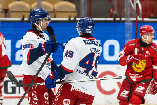 IK Oskarshamns Liam Hawel jublar med Michael Joyaux