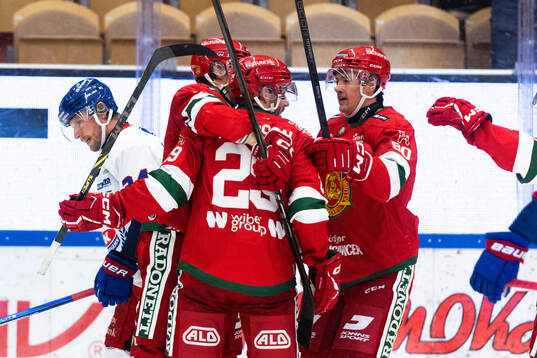 Moras Johan Persson Johan Persson jublar med lagkamrater