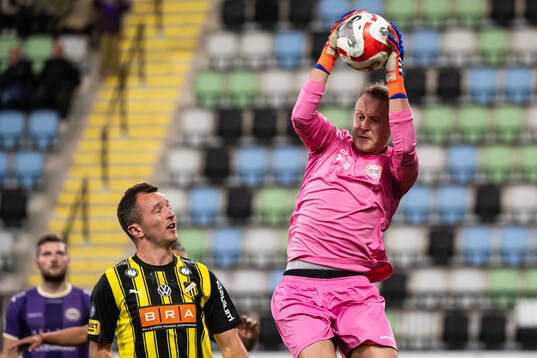 Häckens Even Hovland och IK Tords målvakt Jonathan Sandin