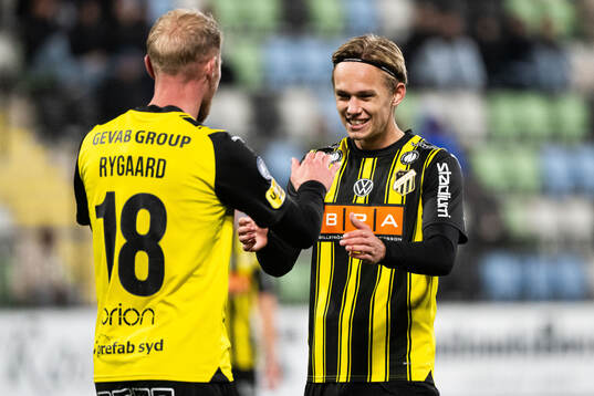 Häckens Mikkel Rygaard Jensen jublar med Pontus Dahbo efter 0-2