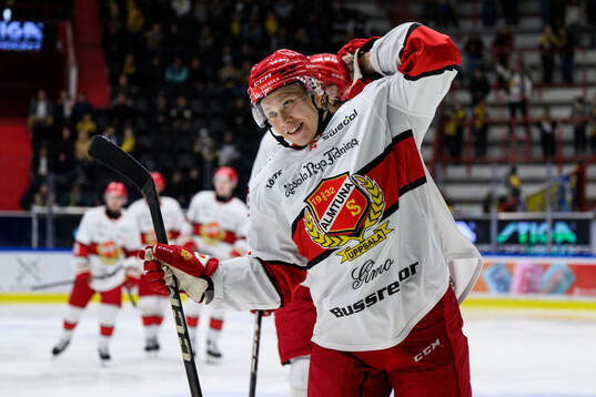 Almtunas Mikkel Oby Olsen jublar