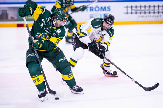 Björklövens Mathew Maione och Östersunds Emil Molin