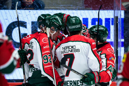 Frölundas David Edstrom jublar med lagkamrater