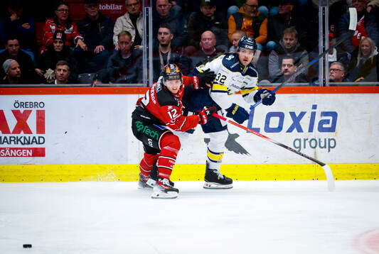 Örebros Noah Steen och HV71s Oscar Engsund