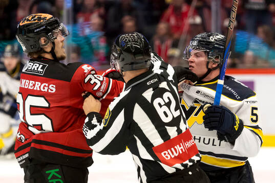 Örebros Emil Larsson och HV71s Victor Sjöholm