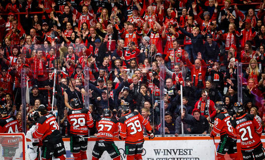 Örebrospelarna jublar med fansen