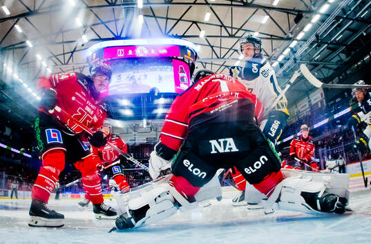 Örebros Hannes Björninen, målvakt Jhonas Enroth och
