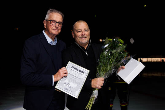 Brynäs tränare Niklas Gällstedt tar emot pris för