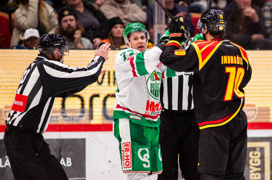 Gruff mellan Rögles Oliver Eklind och Brynäs Miks Indrasis