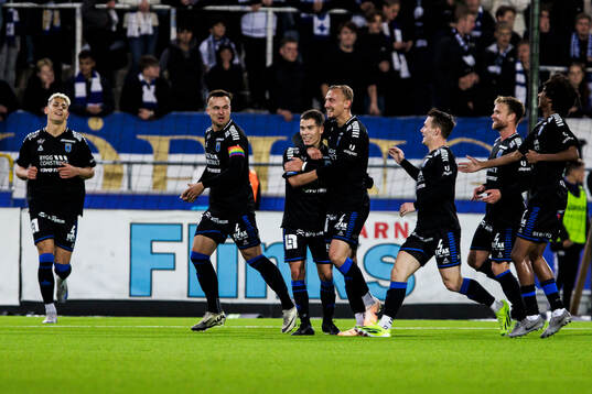 Sirius Leo Walta jublar med lagkamrater efter 0-2