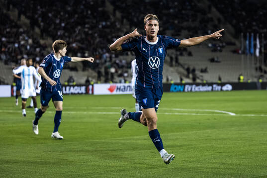 Erik Botheim of Malmö FF celebrates the 1-1 goal