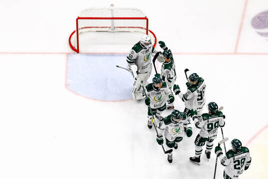 Färjestads spelare tackar målvakt Damian Clara