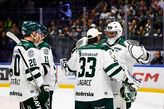 Färjestads spelare tackar målvakt Damian Clara