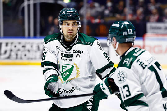 Färjestads David Tomasek jublar