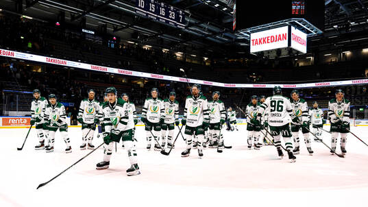 Färjestads spelare med Joel Nyström längst fram jublar