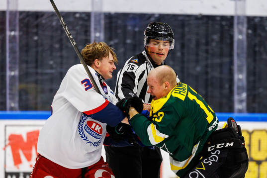 IK Oskarshamns Niclas Burström och Östersunds Isac Hamberg