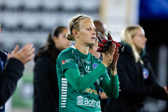 Linköpings målvakt Cajsa Andersson tackar publiken