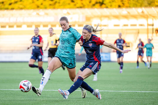 Kristianstads Sofia Reidy och FC Rosengårds Olivia Schough