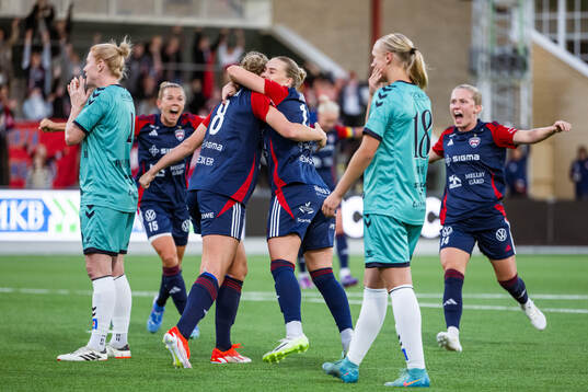FC Rosengårds Rebecca Knaak och Emma Jansson jublar
