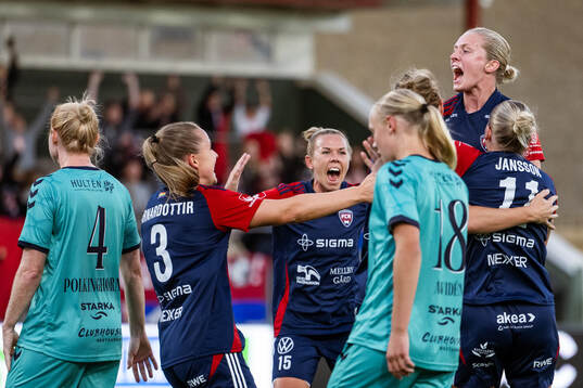 FC Rosengårds Rebecca Knaak jublar med Jessica Wik och