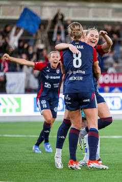 FC Rosengårds Rebecca Knaak jublar med Emma Jansson