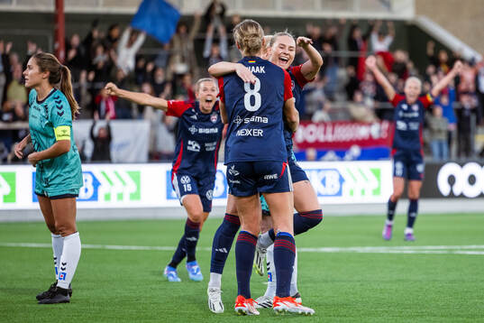 FC Rosengårds Rebecca Knaak jublar med Emma Jansson