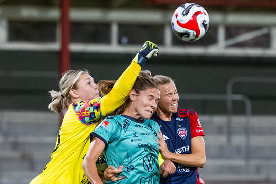 Kristianstads målvakt Moa Olsson och Carly Wickenheiser i