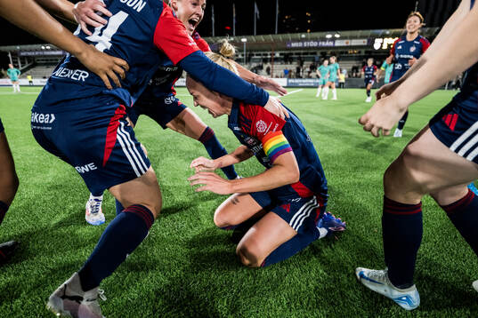 FC Rosengårds Olivia Schough och Caroline Seger jublar