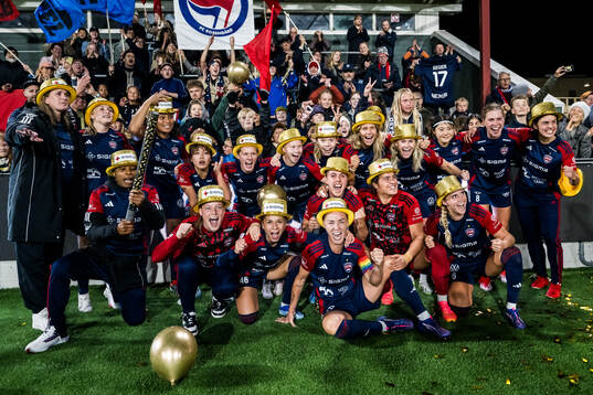 FC Rosengårds spelare jublar över sitt SM-guld