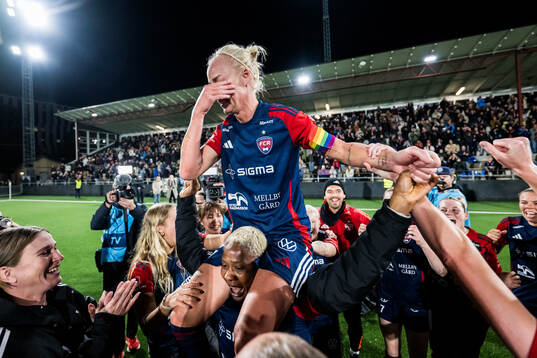FC Rosengårds Caroline Seger jublar med lagkamrater över