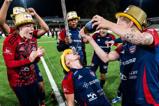 FC Rosengårds Gudrun Arnardottir och Emma Jansson jublar över SM-guldet
